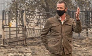 Gavin Newsom, le gouverneur de Californie, s'adresse aux médias depuis la cour de récréation d'une école endommagée par les incendies, à Auberry, le 15 septembre.