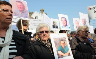 Chantal Pakosz (à gauche) manifeste dans les rues de Dunkerque avec les Veuves de l'amiante, mardi 14 avril 2009, afin d'obtenir la tenue d'un procès.