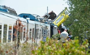 Des équipes de secours à l'oeuvre après la collision de deux trains, le 12 juillet 2016 près de Corato en Italie