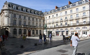La place de l'hôtel de ville de la Rochelle.