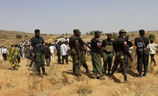 L'armée et la police sont déployés, le 8 mars 2010, dans la région de Jos au Nigeria après la tuerie inter-ethnique.