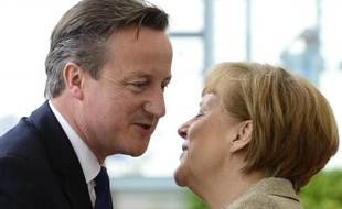 Angela Merkel (d) embrasse David Cameron (g) à son arrivée à la Chancellerie, le 29 mai 2015 à Berlin