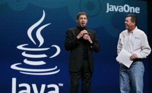 Le PDG d'Oracle, Larry Ellison (gauche) lors du rachat de Sun Microsystems (inventeur de la technologie java), en 2009.