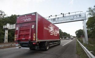 Un camion passe sous un portique ecotaxe sur l'autoroute A62 au sud de Bordeaux, le 29 octobre 2013.
