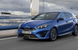 La Kia Ceed poussée vers la sortie