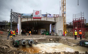 Pour la future gare Rosa Parks, sur le RER E, un passage piéton souterrain est glissé sous les rails pendant le terrassement.