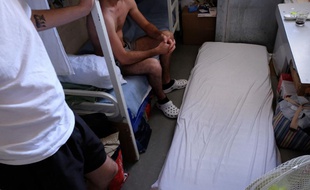 Souvent, les détenus doivent dormir sur un matelas au sol
