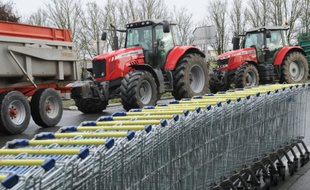 Des chariots de supermarché et des tracteurs bloquent une route près de Saintes, dans l'ouest de la France, le 8 février 2016