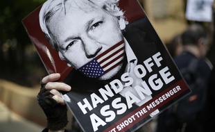 Des soutiens de Julian Assange manifestent devant un tribunal à Londres.