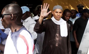 Le fils et ancien ministre de l'ex-président sénégalais Abdoulaye Wade, Karim Wade, dont la fortune est évaluée à plus d'un milliard d'euros par une cour spéciale qui le soupçonne d'enrichissement illicite, a passé sa première nuit en garde à vue dans une gendarmerie de Dakar.
