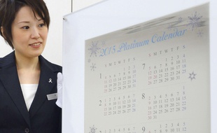 Un calendrier «La Reine des Neiges» en platine réalisé par un bijoutier japonais, à Tokyo, le 3 décembre 2014.