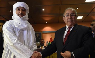 Le ministre algérien des Affaires étrangères Ramtane Lamamra (à d.) serre la main de Bilal Ag Acherif, le Secrétaire général du mouvement touareg malien MNLA, le 19 février 2015 à Alger