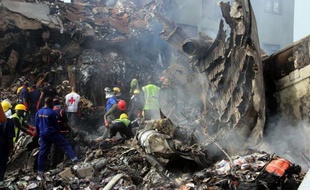 Le bilan de l'accident d'un avion nigérian qui s'est écrasé sur un quartier de Lagos s'est alourdi à 157 morts mardi, avec la découverte des premières victimes au sol, alors que la pluie gênait les efforts pour poursuivre les recherches, a déclaré un membre des équipes de secours.