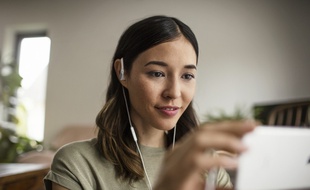 Le casque Ambeo Smart Headset de Sennheiser réalise des captations audio avec son binaural.