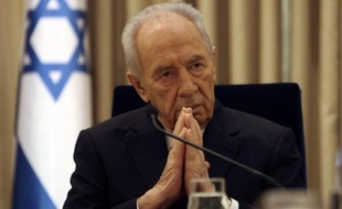 Le président israélien Shimon Peres a cherché dimanche à rassurer l'Union européenne et la communauté internationale en affirmant que le prochain gouvernement dirigé par le faucon Benjamin Netanyahu poursuivrait le processus de paix avec les Palestiniens.PHOTO/POOL/Ronen ZVULUN