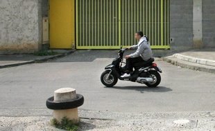 Un jeune sans casque sur un scooter. Archive
Prevention routiere.