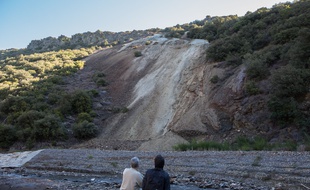La verse de Narteau, dans l'Aude, où est stockée plusieurs tonnes d'arsenic, se trouve juste au-dessus du Gresillou. Les habitants demandent sa dépollution.
