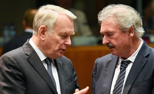 Les ministres des Affaires étrangères français Jean-Marc Ayrault et luxembourgeois Jean Asselborn (R) lors d'une réunion des chefs de la diploamtie des Etats membres du l'UE à Bruxelles le 18 juillet 2016