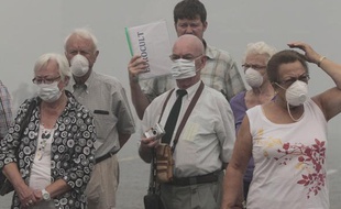 Des touristes se protègent de la fumée des incendies à Moscou en Russie, le 6 août 2010.