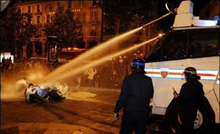 Les forces de l'ordre ont chargé dimanche soir à coups de grenades lacrymogènes, place de la Bastille à Paris, des manifestants anti-Sarkozy qui leur lançaient pavés et projectiles.