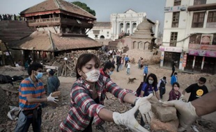 Des Népalais nettoient les décombres dans les rues de Katmandou, sur la place Basantapur Durbar, le 1er mai 2015