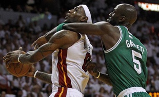 LeBron James, freiné par Kevin garnett, le 1er mai 2011, à Boston.