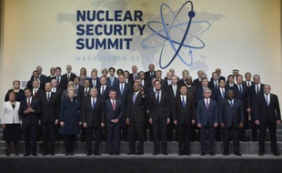 Photo de famille des dirigeants du monde autour du président américain Barack Obama pour le sommet de la "sûreté nucléaire" à Washington le 1er avril 2016
