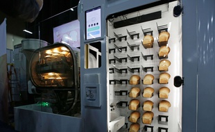 BreadBot, la machine mélange les ingrédients, pétrit la pâte et cuit jusqu'à 235 miches par jour.