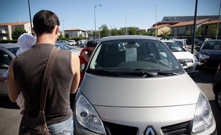 Un parc de véhicules doccasion, avenue des Etats unis. Toulouse. Illustration voiture, achat.