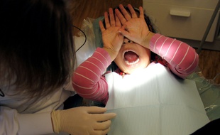Un enfant lors d'un examen chez le dentiste. (Illustration)
