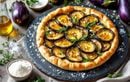 Croustillante et parfumée, la tarte fine aubergine-thym parfaite pour un dîner rapide et savoureux