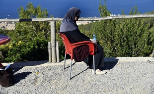 Linda, une femme algérienne et mère de trois enfants qui a été abandonnée par son mari après avoir été diagnostiquée d'un cancer du sein. Ici le 15 novembre 2017 à Alger.