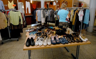 Vêtements et chaussures remis en vente par l'association de réinsertion Vetis qui donne une seconde vie aux habits. (Archives)
