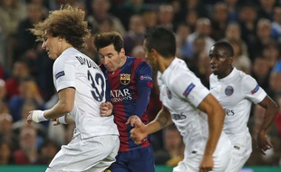 Lionel Messi au milieu de trois parisiens, le 21 avril 2015