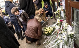 Des riverains déposent bouquets et gerbes de fleurs à l'entrée de la patinoire de Dunkerque, après la mort d'un jeune spectateur touché par un palet, le 2 novembre 2014