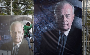 Le portrait de Yitzhak Rabin, à Tel Aviv, en Israël, le 30 octobre 2015.