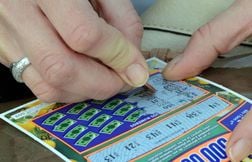 Elle achète des jeux à gratter à la place de son mari et gagne le jackpot