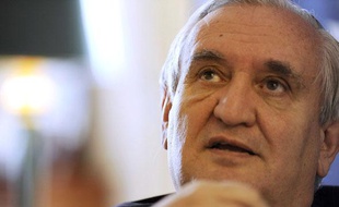 Jean-Pierre Raffarin dans son bureau au Sénat le 7 mai 2010.