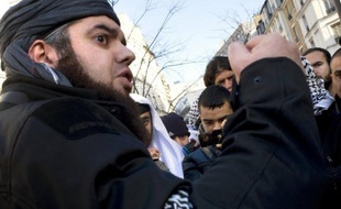 Mohamed Achamlane, leader de Forsane Alizza, groupe salafiste radical dissous en février, interpellé vendredi avec 16 autres islamistes radicaux en France, réfute "toute intention terroriste" dans un entretien de son avocat au quotidien Presse-Océan publié samed