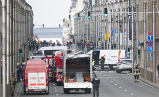 Les services de secours sont près de la station Maelbeek à Bruxelles après une explosion dans le métro, le 22 mars 2016.