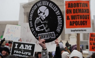 La Cour suprême des Etats-Unis a accepté lundi d'étudier un litige portant sur l'interdiction faite aux militants anti-avortement de manifester près des cliniques pratiquant des interruptions volontaires de grossesse dans le Massachusetts (nord-est).