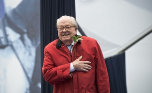 Jean-Marie Le Pen, le 1er mai 2015, sur l'estrade du Front national lors du traditionnel défilé du parti d'extrême droite