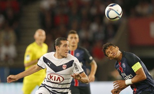 Le Girondin Enzo Crivelli (à g.)à la lutte avec le Parisien Thiago Silva (à d.) lors du match PSG-Bordeaux joué le 11 septembre 2015.