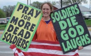 Une membre homophobe de l'Eglise baptiste de Westboro se réjouit de la mort de soldats américains en Irak