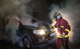 Un pompier intervient sur un incendie de voiture (illustration).