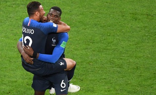 Tolisso dans les bras de Pogba