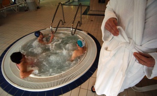 Des curistes se font masser par des jets d'eau dans un jacuzzi du centre de thalassothérapie de Ouistreham.