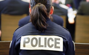 Agent de police nationale à l'intérieur du quartier des femmes au centre pénitentiaire des Baumettes.