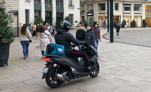 Un livreur Deliveroo place Royale à Nantes.