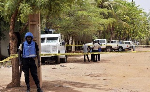 Des soldats de la force de maintien de la paix de l'ONU sur le site où un homme a ouvert le feu, le 20 mai 2015 à Bamako